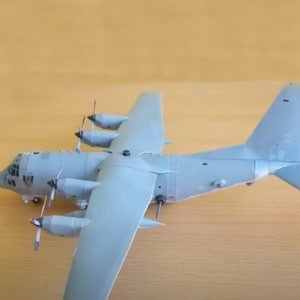 Kit di carta per lavoretti Aereo C-130 Hercules Kit di modelli di carta 3D Piani PDF da stampare Taglia e incolla Modello di carta fai da te Hobby Puzzle Decorazione