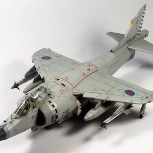 Kit de manualidades en papel: maqueta 3D del avión Harrier. Incluye planos en PDF y plantilla para manualidades.