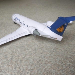 Kit de PaperCraft: avión Bombardier CRJ 200, modelo de papel 3D, kit de manualidades, planos en PDF para imprimir, cortar y crear plantillas de manualidades de papel, pasatiempos, rompecabezas, decoración.