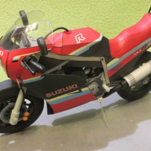 PaperCraft MotorradSuzuki R750 3D Papiermodell Bastelset PDF-Pläne bis hin zu DIY Papiermodell für Hobby Puzzle Dekor