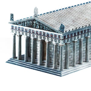 Könnte beinhalten: Detaillierte Illustration eines klassischen griechischen Tempels. Die Struktur weist eine Reihe von Säulen, ein detailliertes Dach und aufwendige Schnitzereien auf. Die Farbpalette umfasst Grau-, Blau- und Weißtöne.