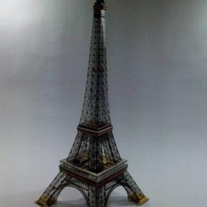 Modello PDF della Torre Eiffel di Parigi, Francia, da stampare su fogli da 8,5x11 pollici o più grandi. Stampa e ritaglia da solo, con qualsiasi stampante e carta.