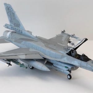 Kit de PaperCraft: avión F-16C Bloque 52+ Tigers, modelo de papel 3D, kit de manualidades, planos en PDF, plantilla de manualidades de papel, pasatiempo, rompecabezas, decoración