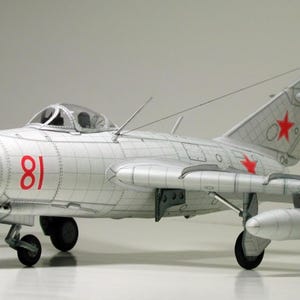 PaperCraft MiG-15 Fagot Flugzeug 3D Papiermodell Bastelpackung PDF Pläne zum Ausdrucken Ausschneiden & Kleben DIY Papier Bastelvorlage Hobby Puzzle Dekor