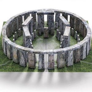 Könnte beinhalten: Ein detailliertes Modell von Stonehenge, einem prähistorischen Denkmal. Die Nachbildung zeigt eine kreisförmige Anordnung grauer Steinblöcke auf einer grünen, grasbewachsenen Basis. Die Steine variieren in der Größe und bilden das Original detailgetreu nach.