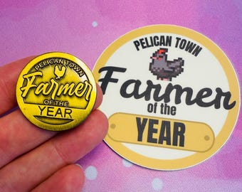 Set de regalo con pin de Granjero del Año de Pelican Town y pegatinas de Stardew Valley