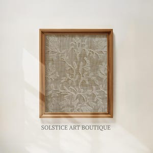 Padrão têxtil bordado antigo em bege neutro suave | Impressão de arte de parede de tapeçaria neutra | Download digital para impressão | Solstice Art