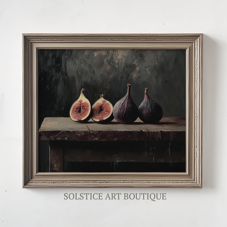 Pode incluir: Uma pintura emoldurada que representa uma natureza morta com quatro figos em uma mesa de madeira. Dois dos figos est&atilde;o cortados ao meio, mostrando sua polpa rosada. O fundo &eacute; uma parede escura e texturizada.