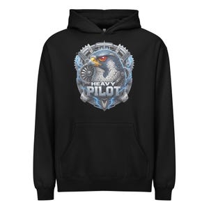 Op de afbeelding: Zwarte hoodie met een voorzak. De afbeelding toont een gedetailleerde illustratie van een valk met de tekst "HEAVY PILOT" in het wit. Het ontwerp bevat mechanische elementen en bliksem, wat een gedurfde en opvallende visuele uitstraling creëert.