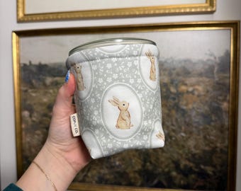 Cottagecore Hasen-Weck Kannenwärmer