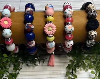 Blommig pärlhalsbandsnyckelring: Vårblommigt armband med tofs för nycklar och väskor