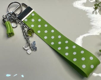 Grön prickig armbandsnyckelring med fjärilsberlock – Vårnyckelring som present till henne