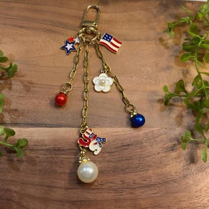 Dije patriótico de EE. UU. para bolso: colgante rojo, blanco y azul del 4 de julio con bandera, estrella, flor y perla.