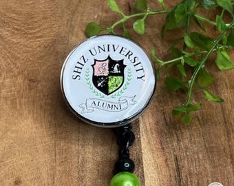 Rulla för emblem med vapensköld • Grön och rosa ombre-inspirerad design med häxinspirerade detaljer