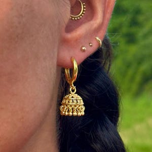 Gouden kleine Jhumka-oorbellen • 20k verguld • Oorringen • Oorbellen in Indiase stijl • Oorbellen • Cadeau voor haar • Cadeau voor moeder