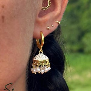 Witte Meenakari Tiny Jhumka-oorbellen • Kleine Jhumka-oorbel • Ringoorbellen • Oorbellen in Indiase stijl • Oorbellen • Cadeau voor haar • Cadeau voor moeder