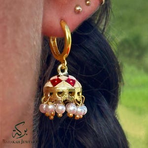 Witte Meenakari Jhumka-ringoorbellen: sieraden in Indiase stijl