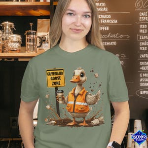 Caffeinated Goose Zone Lustiges Kaffee-T-Shirt - Barista-Humor-T-Shirt mit Gans in Sicherheitsweste - Komfortfarben Shirt für Kaffeeliebhaber