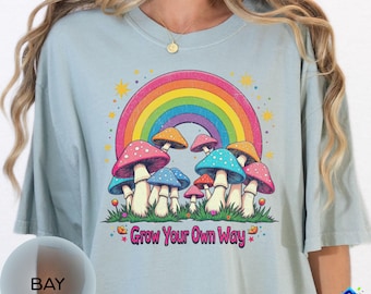 LGBTQ Pride T-Shirt Regenbogen Pilz Grafik Retro Groovy Top Selbstwachstum Queer Festival Tee Komfort Farben - Wachsen Sie Ihren eigenen Weg