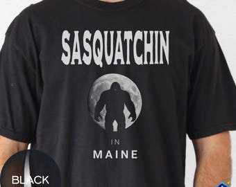 Camiseta personalizada de Pie Grande en Maine: ideal para cazadores de críptidos, campistas y senderistas que creen en avistamientos de Pie Grande en cualquier estado.
