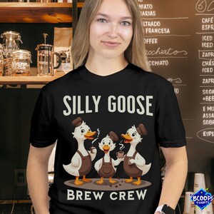 Dumme Gans brauen Crew Kaffee T-Shirt – lustiges Barista Gruppen T-Shirt für Kaffee-Liebhaber – Komfort Farben Gans Shirt für Koffein-Fans