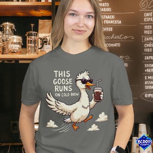 Diese Gans Läuft auf Kaltgebrüh T-Shirt - Lustiges Kaffee Shirt für Baristas & Kaltgebräu Süchtige - Komfort Farben Koffein Liebhaber Tee