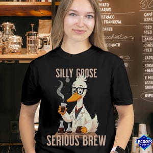 Lustiges Kaffee Gans T-Shirt für Baristas - Dumme Gans Serious Brauer Lab Humor Tee - Komfort Farben Kaffee Shirt Geschenk für Sie oder Ihn