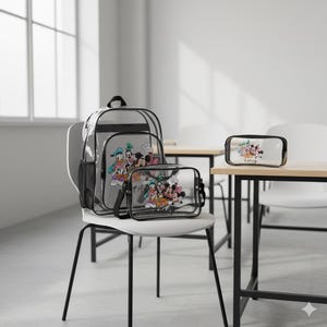 Puede incluir: Un juego de mochila, bolsa de almuerzo y estuche transparente con un gr&aacute;fico colorido de Mickey Mouse y sus amigos. La mochila y la bolsa de almuerzo est&aacute;n en una silla blanca. El estuche est&aacute; en un escritorio de madera.