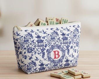 Bolsa para fichas de mahjong con monograma, estuche organizador azul de estilo chinoiserie.