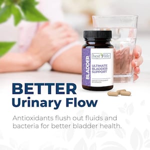 Puede incluir: Una botella blanca con una etiqueta negra que dice "Best Life Herbals Bladder Ultimate Bladder Support Dietary Supplement 30 Capsules". La botella está sobre una mesa con un vaso de agua en el fondo. El texto "BETTER Urinary Flow" está en letras grandes de color morado en la parte inferior de la imagen. El texto "Antioxidants flush out fluids and bacteria for better bladder health." está en letras moradas más pequeñas debajo del texto grande.