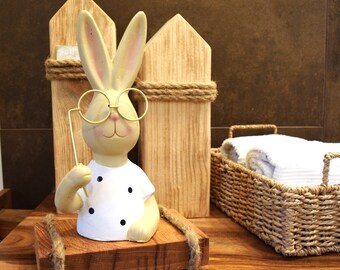 Osterhasen Deko auf Eichenholzsockel – Hase Figur mit Brille – Hasen Deko modern – Frühlingsdeko Ostern – stilvolle Oster Dekoration