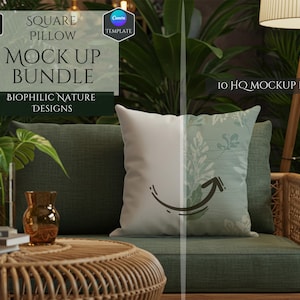 Könnte beinhalten: Ein Mockup eines quadratischen Kissens mit einem grün-weißen Blumenmuster auf einem grünen Sofa mit einer Rattanarmlehne. Das Kissen liegt auf einem grünen Sofa mit einer Rattanarmlehne. Das Sofa steht in einem Raum mit Holzboden und einer grünen Pflanze im Hintergrund. Der Text "10 HQ MOCKUP DESIGNS" ist auf dem Bild zu sehen.
