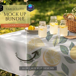 Könnte beinhalten: Eine weiße Tischdecke mit einem Zitronen-Druckmuster. Die Tischdecke liegt auf einem Tisch mit vier Gläsern Limonade und einem Korb mit Zitronen. Der Text "10 HQ MOCKUP DESIGNS" ist auf die Tischdecke gedruckt.
