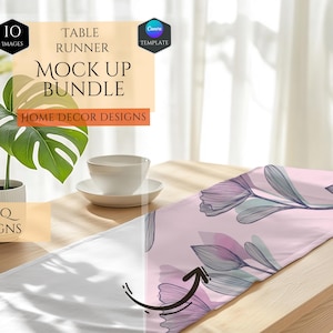以下が含まれることがあります： 花柄のテーブルランナーのモックアップ。ランナーはピンクで、白い背景に紫と青の色合いの繊細な花柄が描かれています。ランナーは、白いプレートとカップが置かれた木製のテーブルの上に置かれています。テーブルランナーの上に「TABLE RUNNER MOCK UP BUNDLE HOME DECOR DESIGNS」というテキストが表示されています。