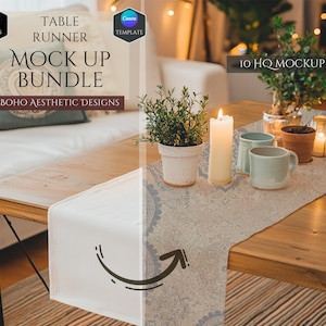Könnte beinhalten: Ein Mockup-Paket mit 10 hochwertigen Tischläufer-Designs. Der Tischläufer ist weiß mit einem hellgrauen und blauen Muster. Der Tischläufer liegt auf einem Holztisch mit einer Kerze, Pflanzen und anderen Dekoartikeln.