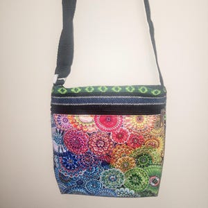 Bolso de hombro con flores arcoíris