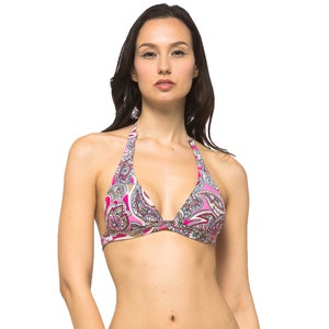 Puede incluir: Un top de bikini halter de estampado paisley rosa y blanco. El top tiene forma triangular y se ata en el cuello y la espalda.