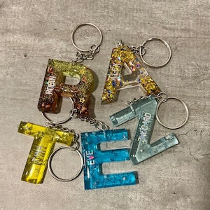 Llaveros con letras de resina personalizados con nombre Llaveros de resina personalizados Llaveros con alfabeto inicial de resina para amigos Regalo para primavera y Pascua