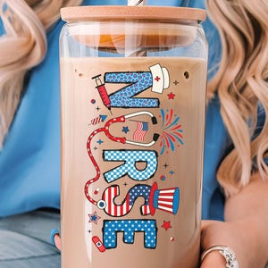 Tumbler da infermiera rosso, bianco e blu, infermiera 4 luglio SVG, 4 luglio vinile termoadesivo, felpa da infermiera personalizzata