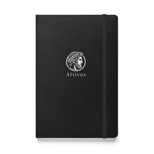 Puede incluir: Diario encuadernado en cuero negro con un logotipo blanco de un perfil de un hombre con una corona de laurel y la palabra "Altivus" debajo.