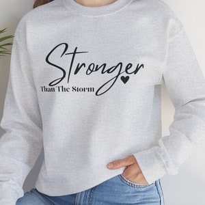 Stärker als der Sturm Sweatshirt, Damen Sweatshirt, Glaube Grundlage Tops, Unisex Heavy Blend ™ Rundhals Sweatshirt, Christliche Kleidung