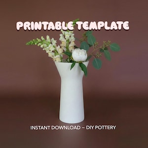 Könnte beinhalten: Eine weiße Keramikvase mit ausgestellter Oberseite hält einen Strauß weißer und gelber Blumen und grünes Laub. Der Text "PRINTABLE TEMPLATE" ist über der Vase gewölbt, und "INSTANT DOWNLOAD ~ DIY POTTERY" steht darunter.