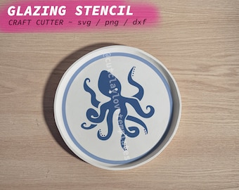 Könnte beinhalten: Ein weißer runder Teller mit einem blauen Rand und einem blauen Kraken-Design in der Mitte. Der Teller befindet sich auf einer Holzoberfläche. Glazing Stencil - svg / png / dxf