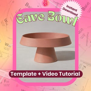 Op de afbeelding: Een terracotta-kleurige schaal op voet met een brede, ondiepe kom en een taps toelopende basis. De tekst "Eave Bowl" staat bovenaan, met "Instant Download" in een sterretje en "Template + Video Tutorial" onderaan de afbeelding.
