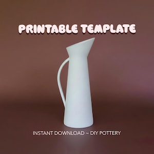 以下が含まれることがあります： 白いセラミックピッチャー。 湾曲したハンドルと傾斜した注ぎ口があります。 上部には「PRINTABLE TEMPLATE」、下部には「INSTANT DOWNLOAD ~ DIY POTTERY」と書かれています。 ピッチャーは茶色の背景にあります。