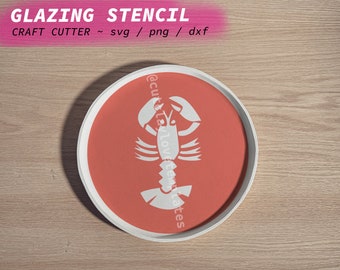 Könnte beinhalten: Eine weiße Hummer-Silhouette auf einem roten Kreis, mit dem Text "@cut.x.love.templates" an der Seite. Der Kreis befindet sich auf einem Holzmaserungshintergrund. Der Text "GLAZING STENCIL" befindet sich oben im Bild, mit dem Text "CRAFT CUTTER ~ svg / png / dxf" darunter.
