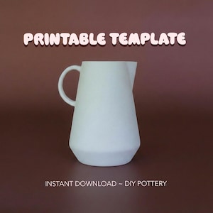 Può includere: Una brocca in ceramica bianca con manico e beccuccio, su sfondo marrone. Il testo "PRINTABLE TEMPLATE" è in alto e "INSTANT DOWNLOAD ~ DIY POTTERY" in basso.