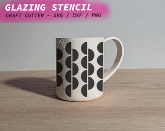 Könnte beinhalten: Eine weiße Keramiktasse mit einem schwarzen geometrischen Muster aus Halbkreisen. Die Tasse steht auf einer Holzoberfläche. Glazing Stencil - SVG / DXF / PNG - Craft Cutter
