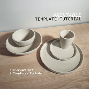 Puede incluir: Un conjunto de cinco plantillas imprimibles para hacer un juego de vajilla de hormigón. El conjunto incluye un tazón, una taza y tres platos. Las plantillas se muestran sobre una superficie de madera.  Plantilla imprimible + Tutorial. Juego de vajilla. 5 plantillas incluidas.