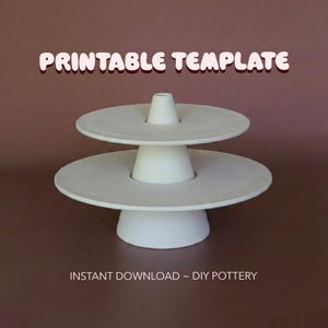 Pode incluir: Um suporte de cerâmica branco de dois níveis com plataformas circulares. O suporte tem uma coluna central. O texto "PRINTABLE TEMPLATE" está no topo e "INSTANT DOWNLOAD ~ DIY POTTERY" na parte inferior. Ideal para cerâmica DIY.
